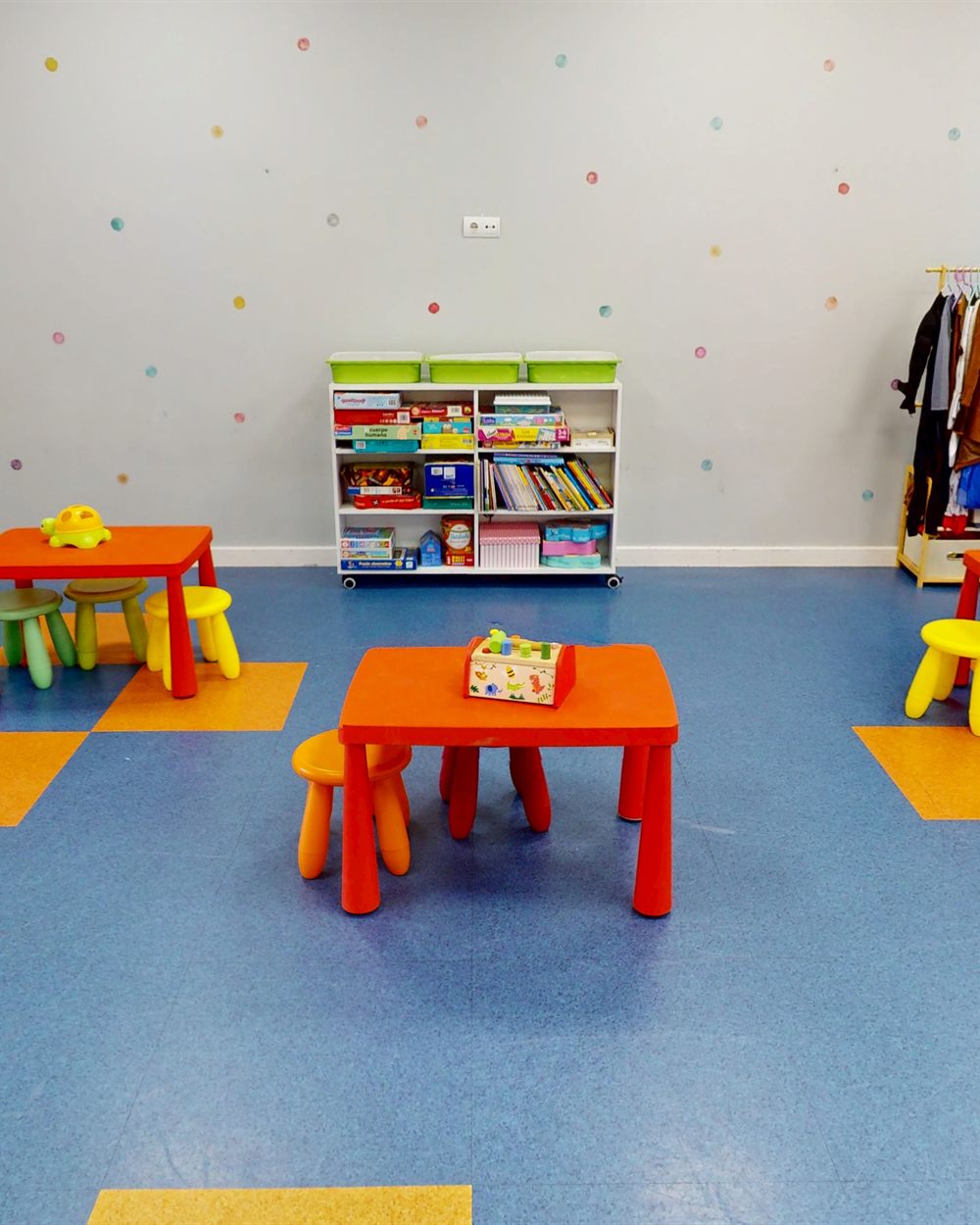 Sala de juego luminosa
